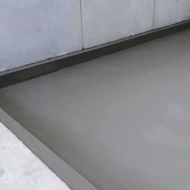 Concrete sleeper wall in the process of drying